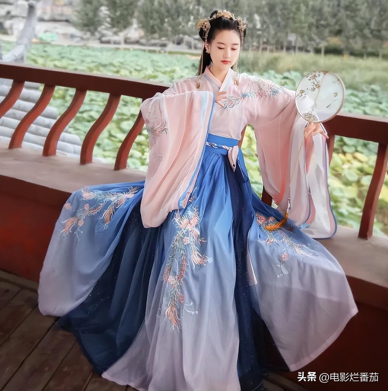太辣眼！从巴黎时装周的一丝不挂，我看到了一场“国王的新衣”秀