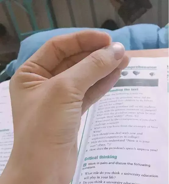 学会手势语言有多重要？比划错手势是可能会被打的