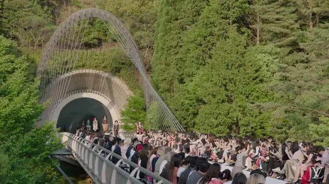 大牌们也太会选了，这些秀场跟仙境一样