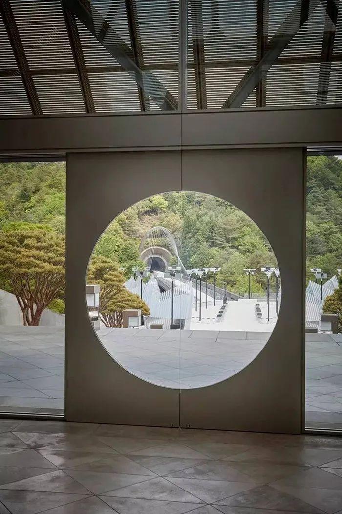 大牌们也太会选了，这些秀场跟仙境一样