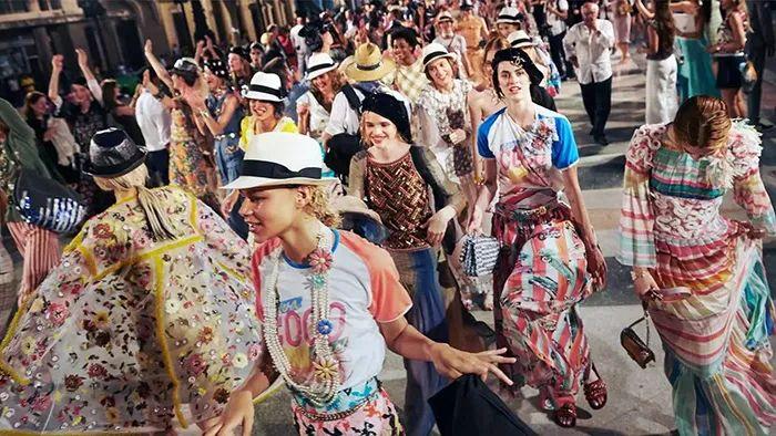 大牌们也太会选了，这些秀场跟仙境一样