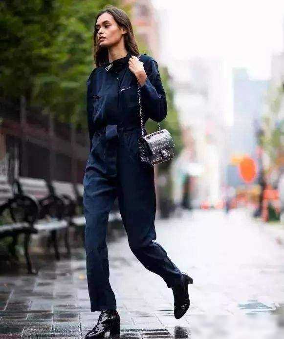 牛仔裤已经输了，今年流行的是“连体裤”，时髦显高还冻龄