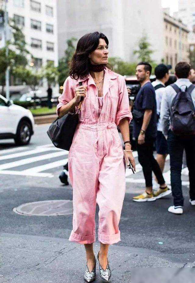 牛仔裤已经输了，今年流行的是“连体裤”，时髦显高还冻龄