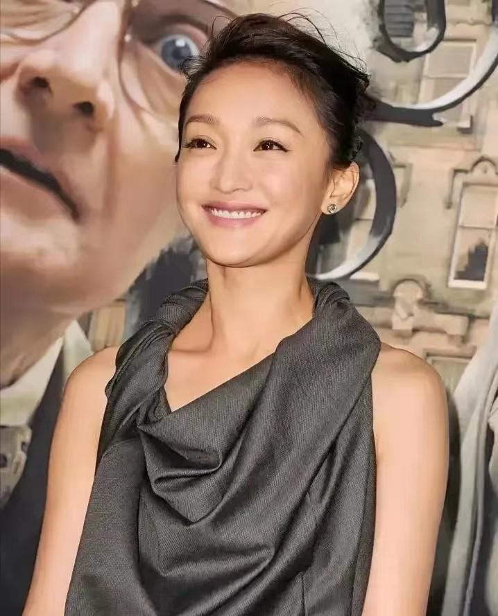 周迅的身材才叫标配，身穿大面积露背“连体裤”，大秀“蝴蝶背”