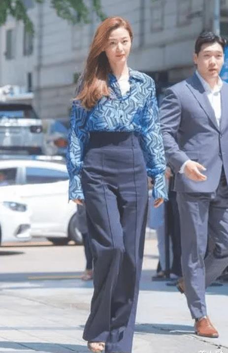 全智贤罕见大翻车！军绿连体裤穿出2尺5水桶腰，全靠气质撑起