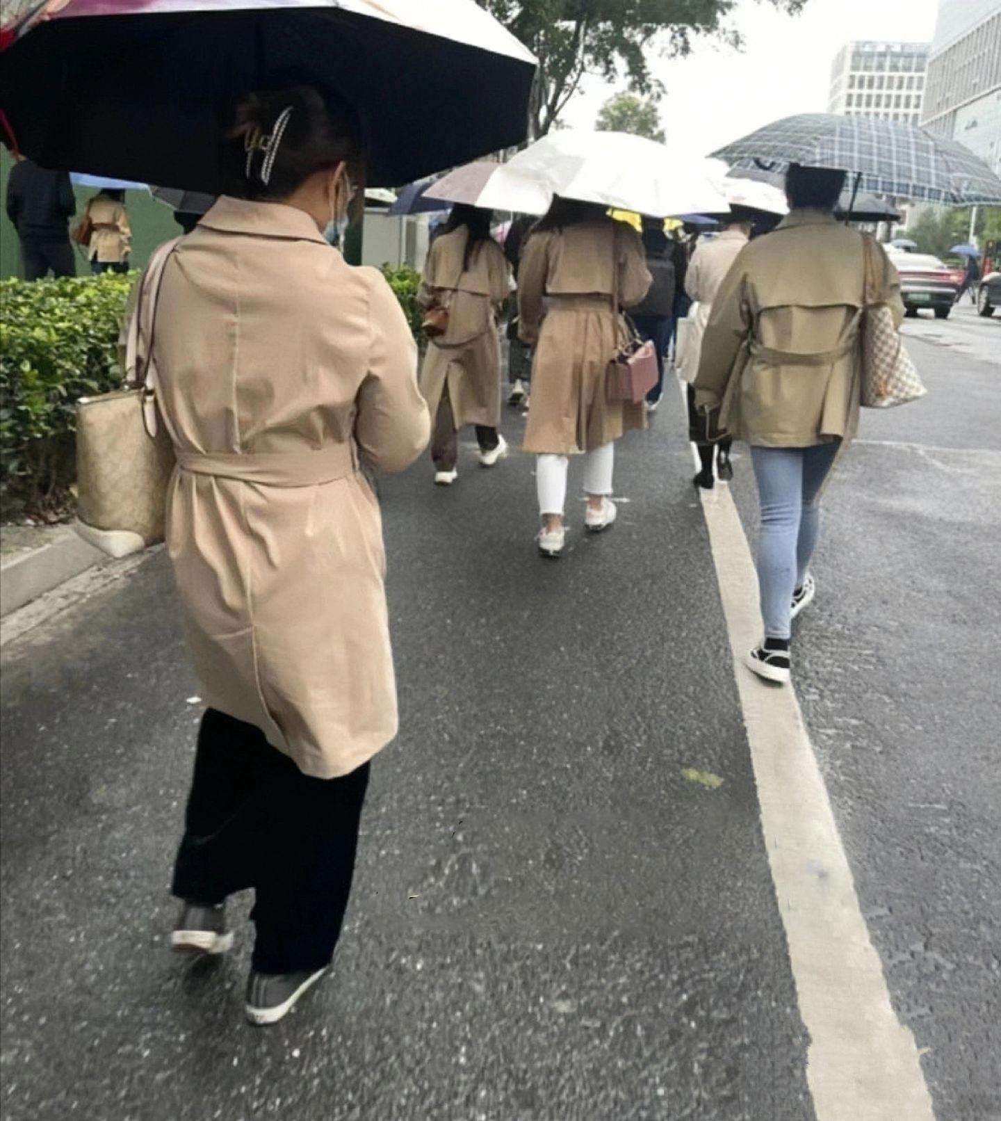 为什么劝你少穿“风衣”出门？看完素人街拍图，3个原因，秒懂