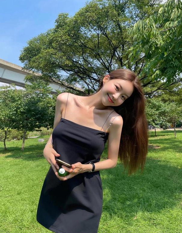 ins时尚博主vivamoon的丰满穿搭法则：甜美与性感并存