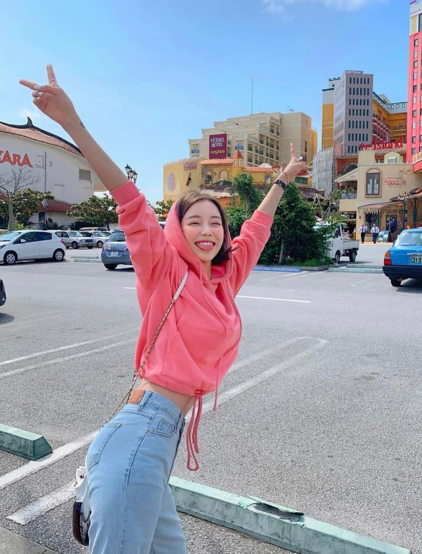 ins时尚博主vivamoon的丰满穿搭法则：甜美与性感并存
