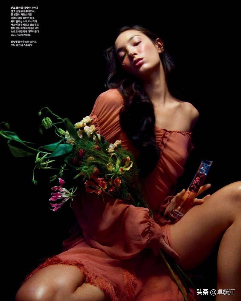 Tiana Tolstoi花朵造型前卫大胆 身材火辣极具魅惑