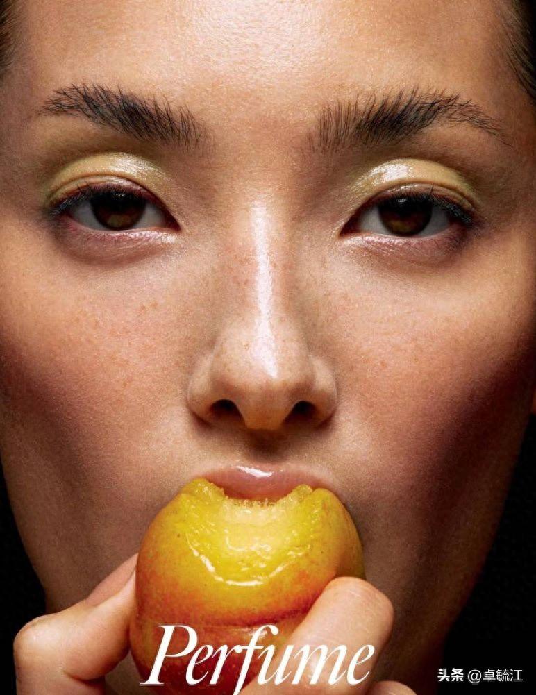 Tiana Tolstoi花朵造型前卫大胆 身材火辣极具魅惑