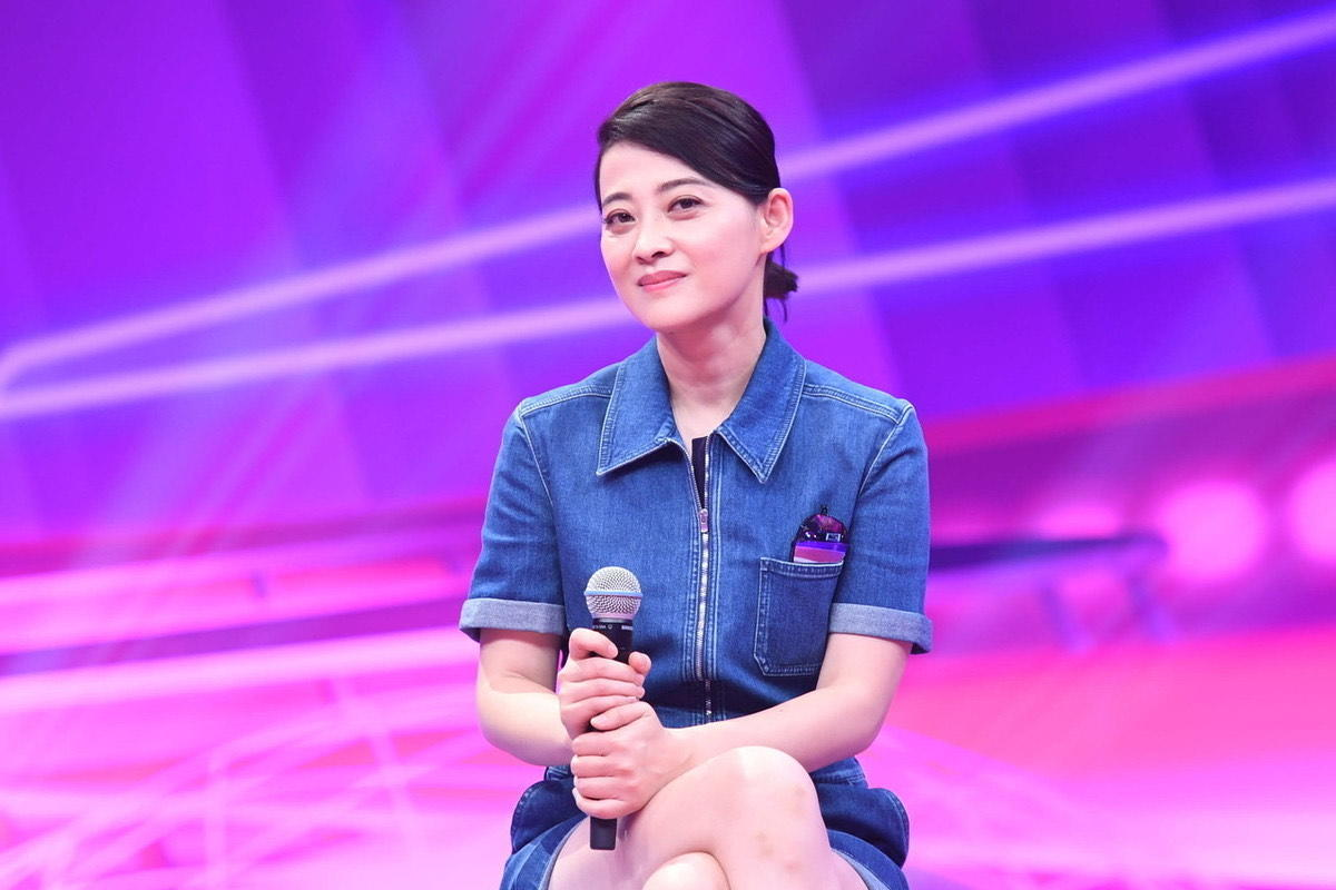 48岁梅婷无惧眼袋和皱纹，穿牛仔连体裤+扎低马尾，自然美得高级