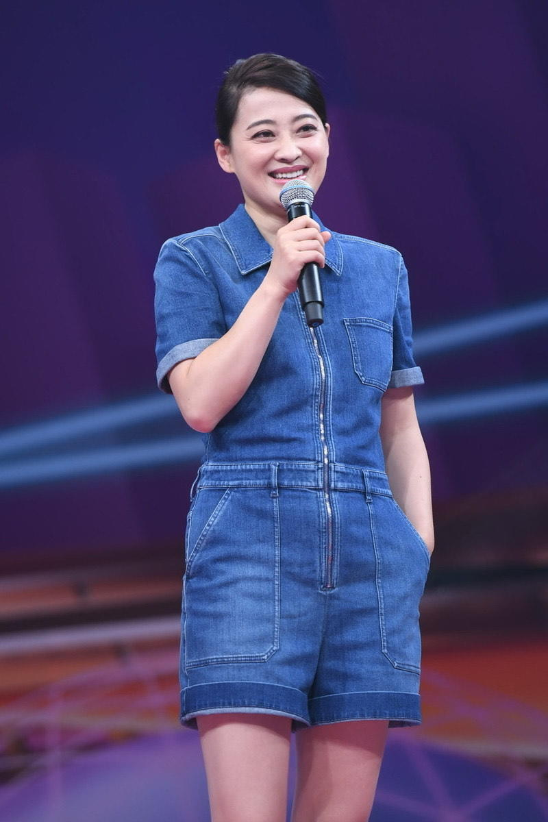 48岁梅婷无惧眼袋和皱纹，穿牛仔连体裤+扎低马尾，自然美得高级