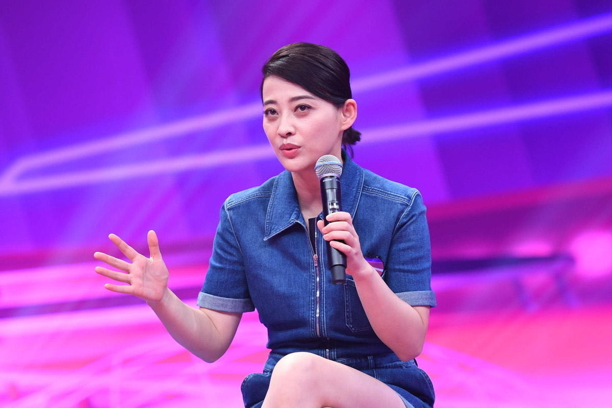 48岁梅婷无惧眼袋和皱纹，穿牛仔连体裤+扎低马尾，自然美得高级