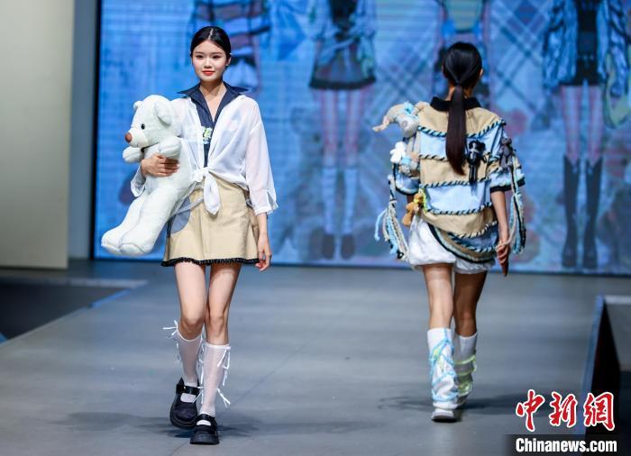 武汉大学生上演时装秀 各色设计极尽想象
