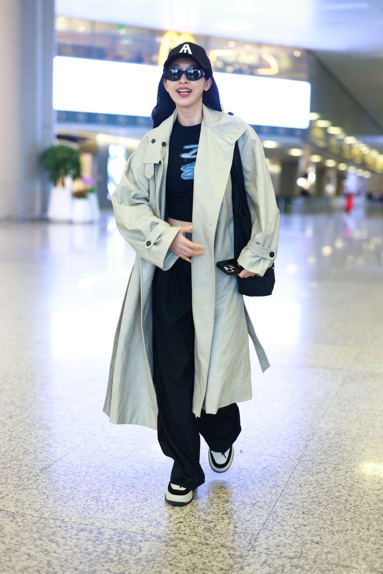奶油色的薄风衣演绎春日的轻松与雅致