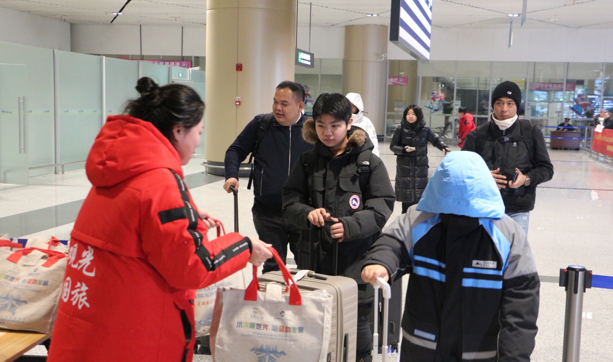 首架东南亚冰雪旅游包机于25日凌晨落地哈尔滨