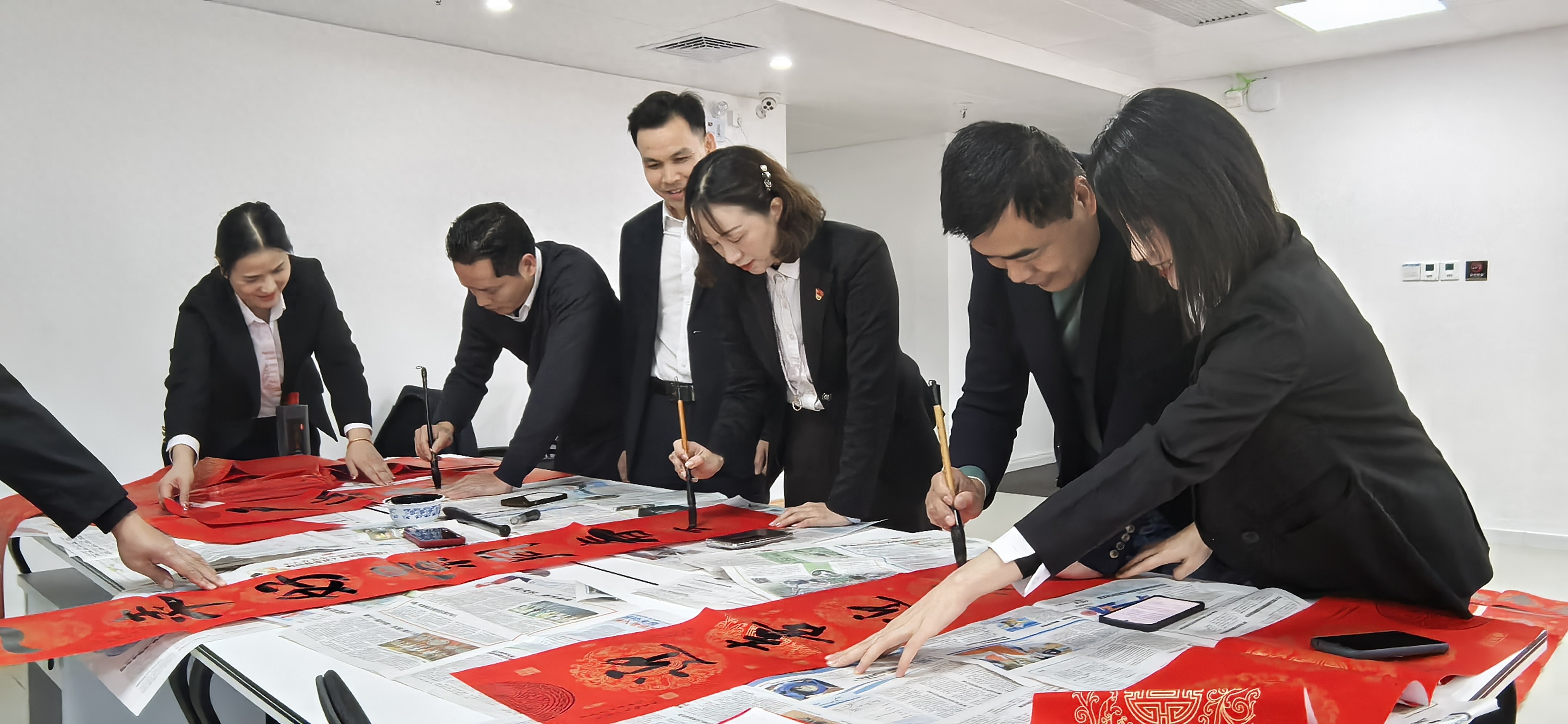 华安保险广西分公司开展送春联主题党日活动