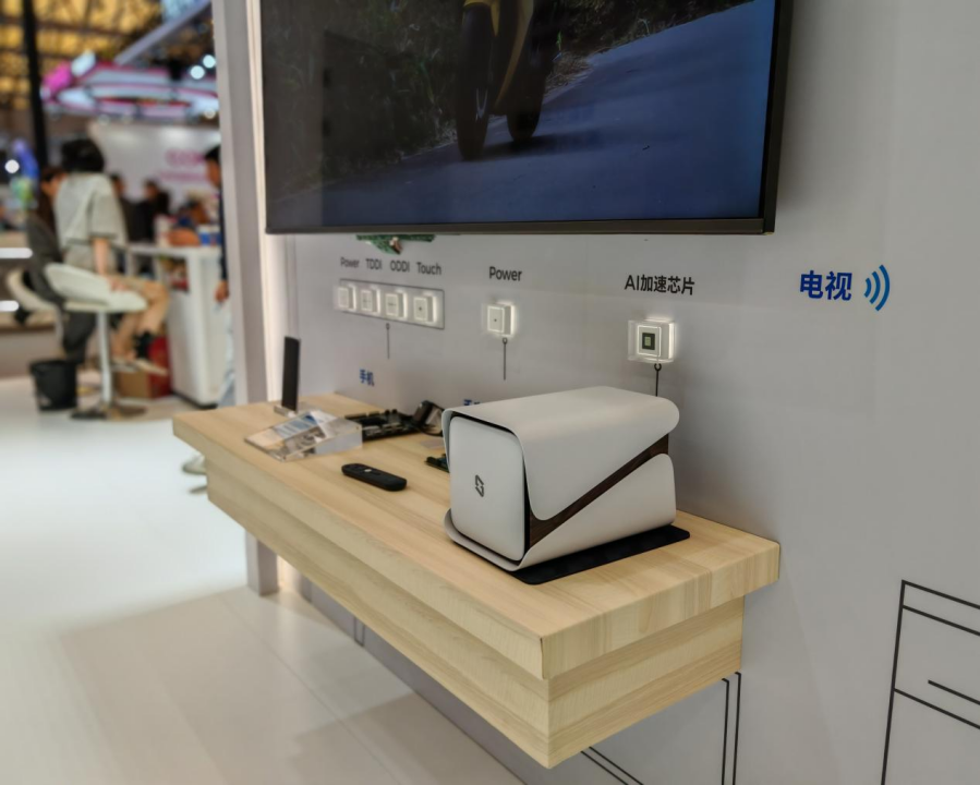 极空间AI NAS与奕斯伟计算闪耀AWE 2025，共启智慧存储新纪元