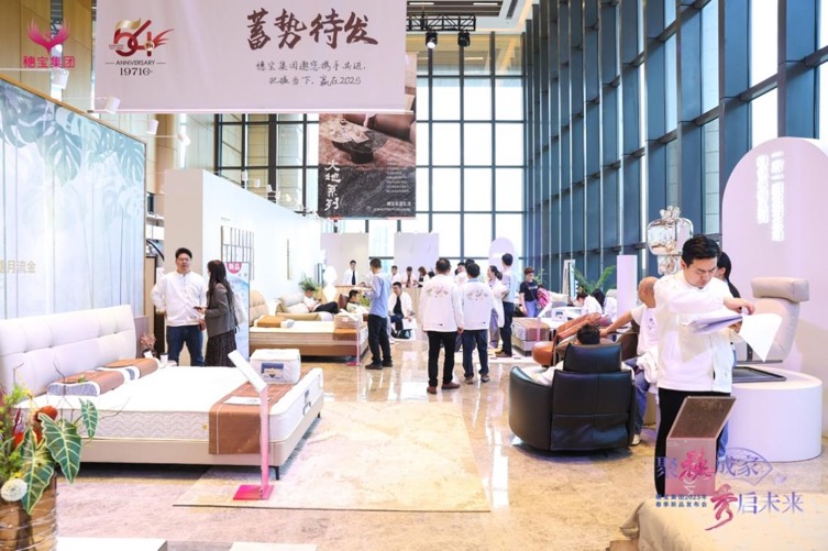 聚穗成家・秀启未来｜穗宝春季发布会非遗注入灵魂，直播解锁销量，54年品牌再攀高峰