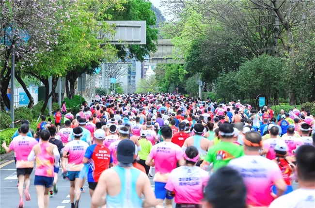 各组冠军悉数刷新赛会纪录！柳州银行杯·2025柳州马拉松暨警察马拉松鸣枪开跑！