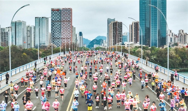 各组冠军悉数刷新赛会纪录！柳州银行杯·2025柳州马拉松暨警察马拉松鸣枪开跑！
