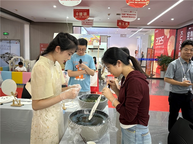 欧派携手风范装饰4周年庆 与奥运冠军罗雪娟共筑和美家