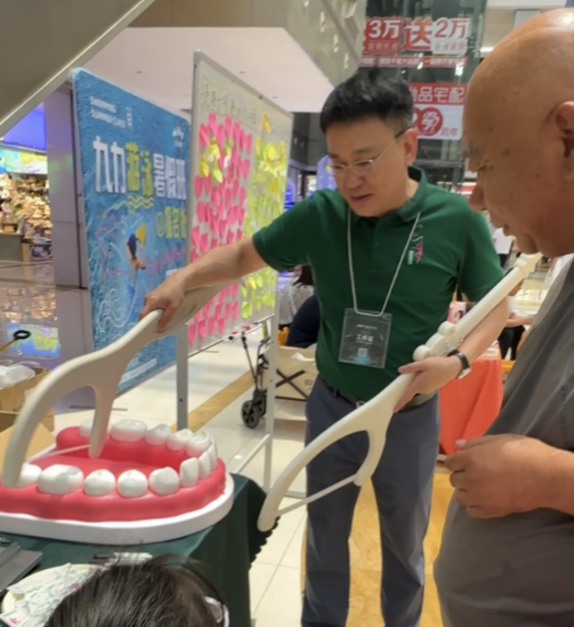 口腔护理“新品类”？缎丝牙线引发市民围观，真实体验感动用户