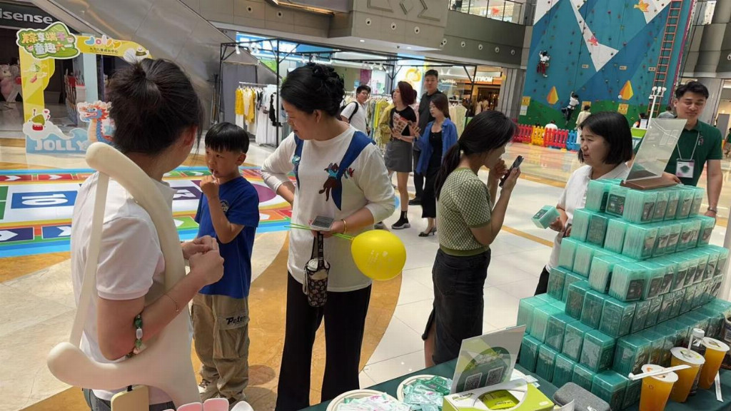 缎丝牙线即墨宝龙亮相，消费者试用后纷纷点赞“顺滑、清新、不拉扯”