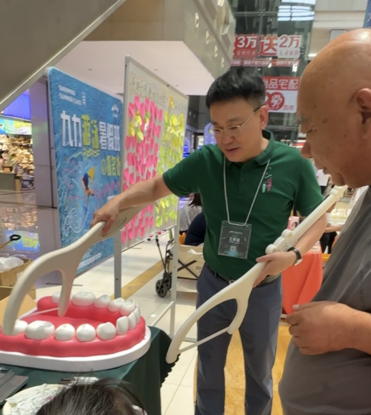 缎丝牙线即墨宝龙亮相，消费者试用后纷纷点赞“顺滑、清新、不拉扯”