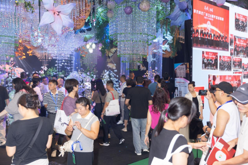 2025汇展雅昌·秋交会今日在杭州大会展中心盛大开幕，开启空间美学产业新征程