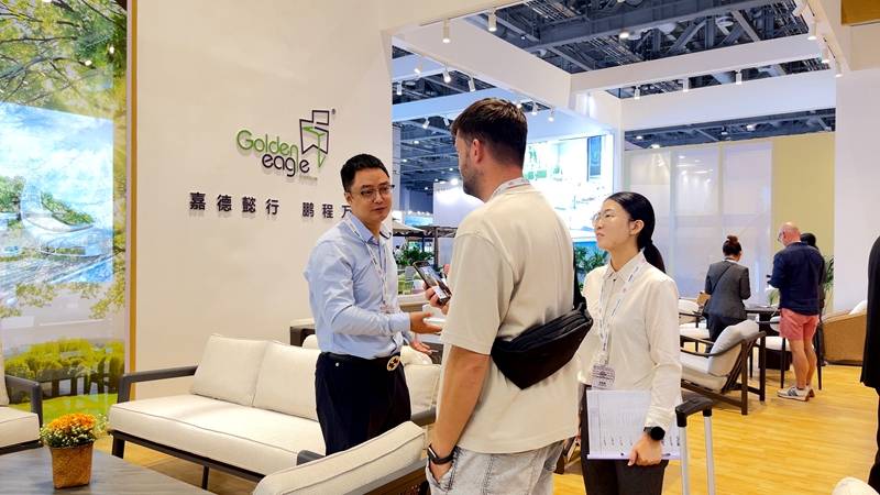 嘉鹏户外家具闪耀亮相第56届中国家博会