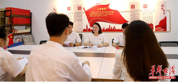 童绘锦：牢记育人使命 做最美青春引路人