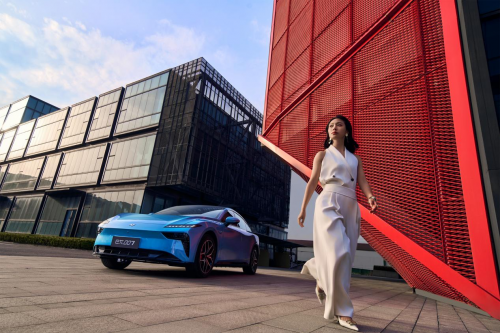 智能又安全！2025 东风奕派 eπ007 重新定义年轻人第一台车