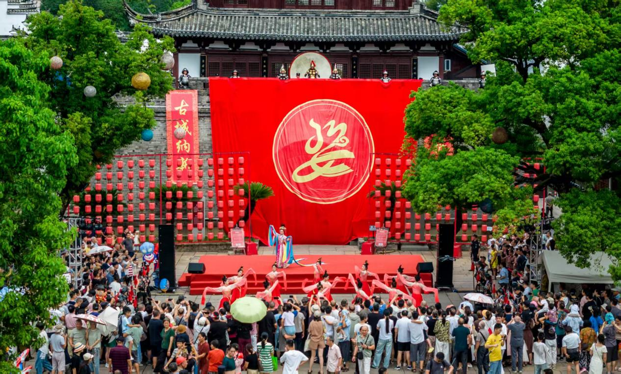 婺州古城“双节”文旅开门红  4日迎客超40万人次