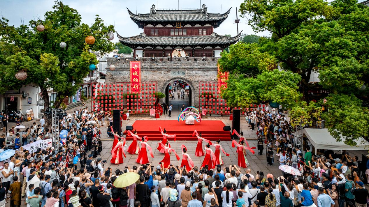 婺州古城“双节”文旅开门红  4日迎客超40万人次