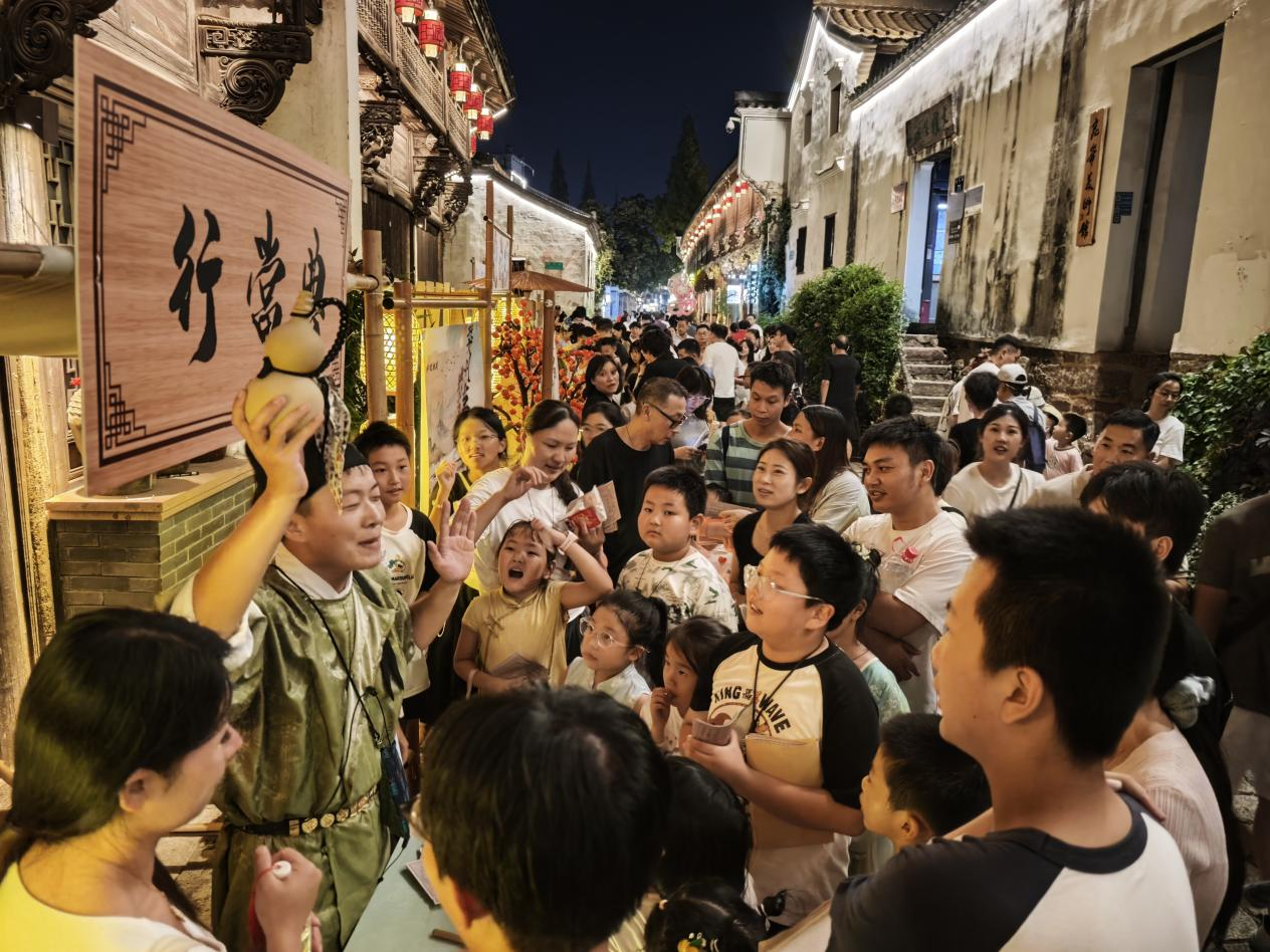 婺州古城“双节”文旅开门红  4日迎客超40万人次