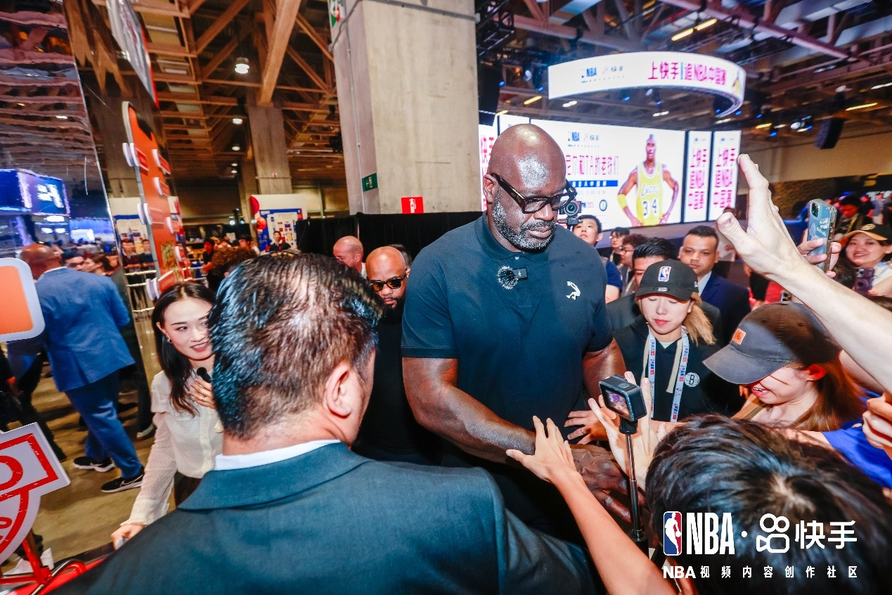 奥尼尔现身NBA中国赛快手展位，与球迷互动点燃现场氛围