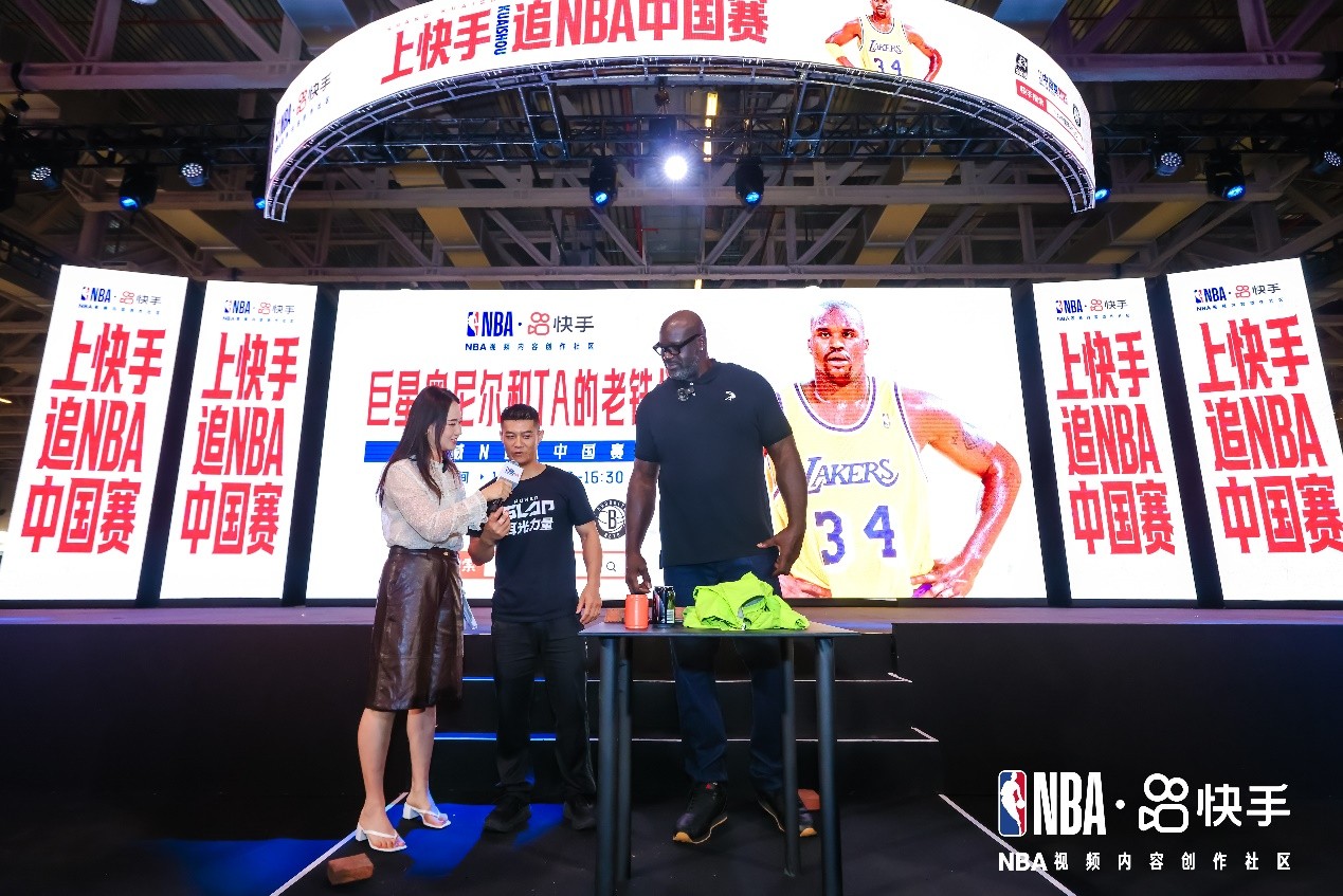 奥尼尔现身NBA中国赛快手展位，与球迷互动点燃现场氛围