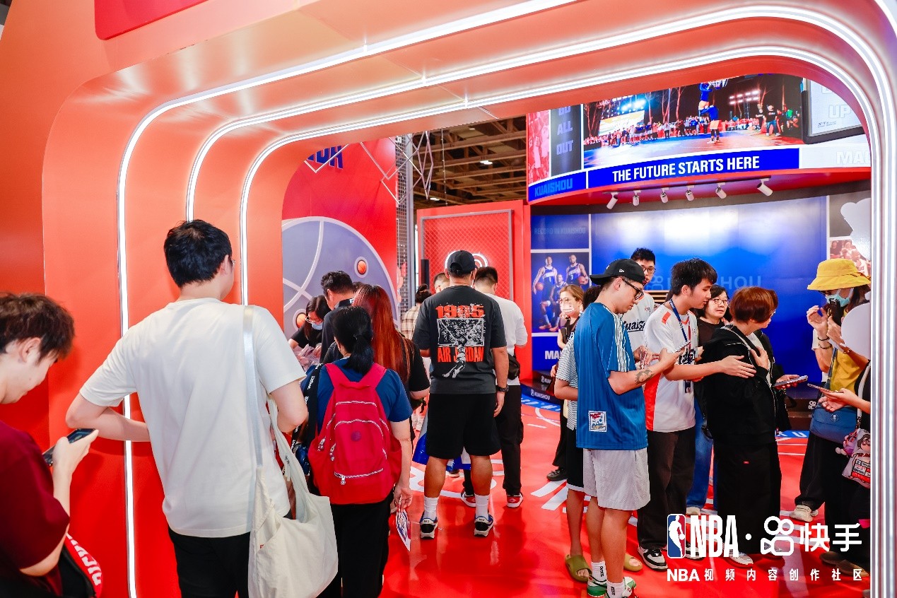 奥尼尔现身NBA中国赛快手展位，与球迷互动点燃现场氛围