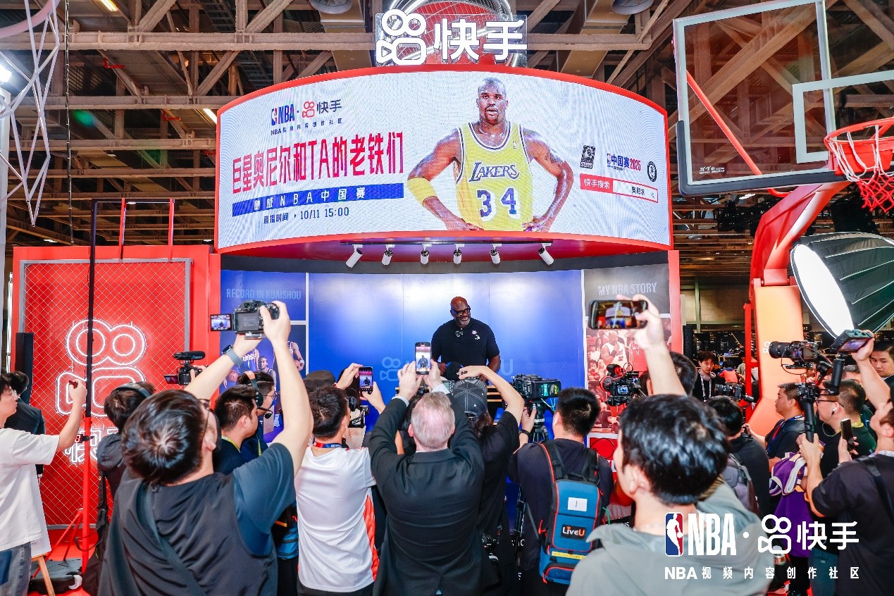 奥尼尔现身NBA中国赛快手展位，与球迷互动点燃现场氛围