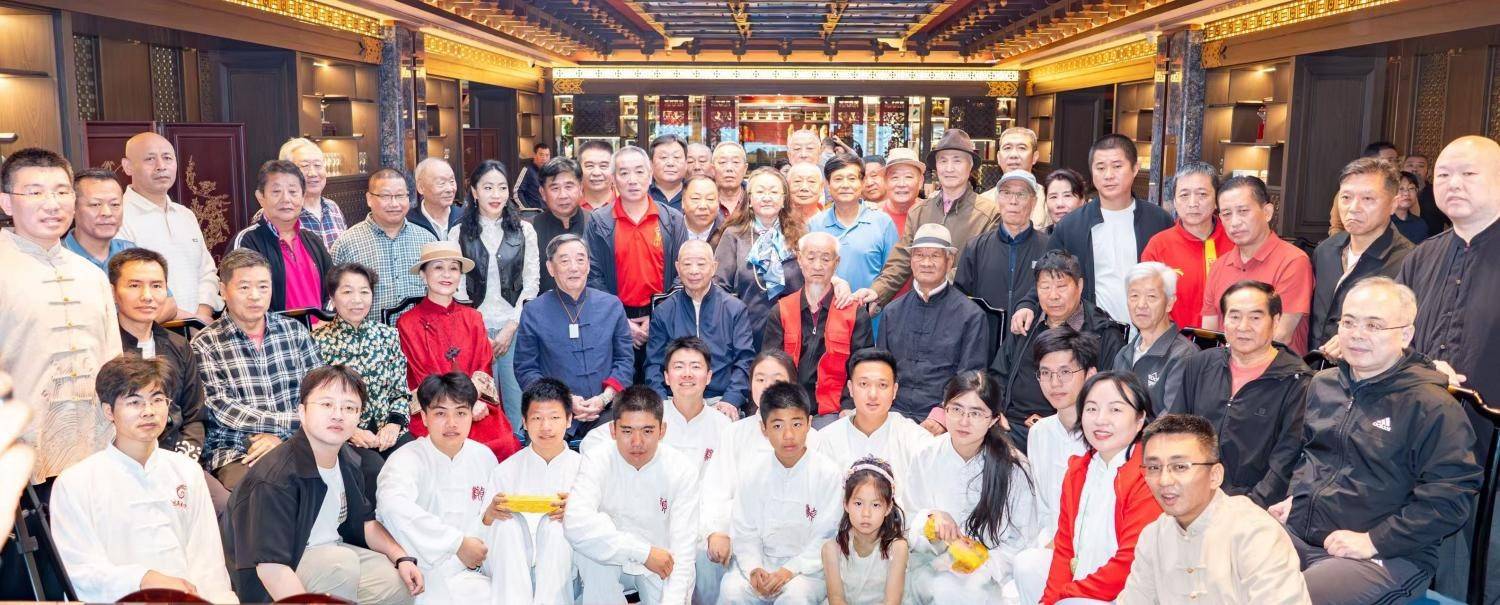 八卦掌强字辈、赵氏擒拿利字辈传人刘通九、张昊先生收徒仪式在京隆重举行，四世同堂见证武学传承
