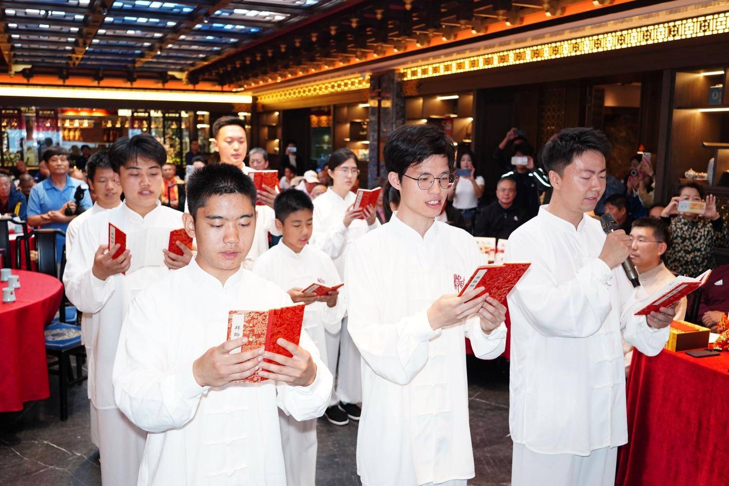 八卦掌强字辈、赵氏擒拿利字辈传人刘通九、张昊先生收徒仪式在京隆重举行，四世同堂见证武学传承