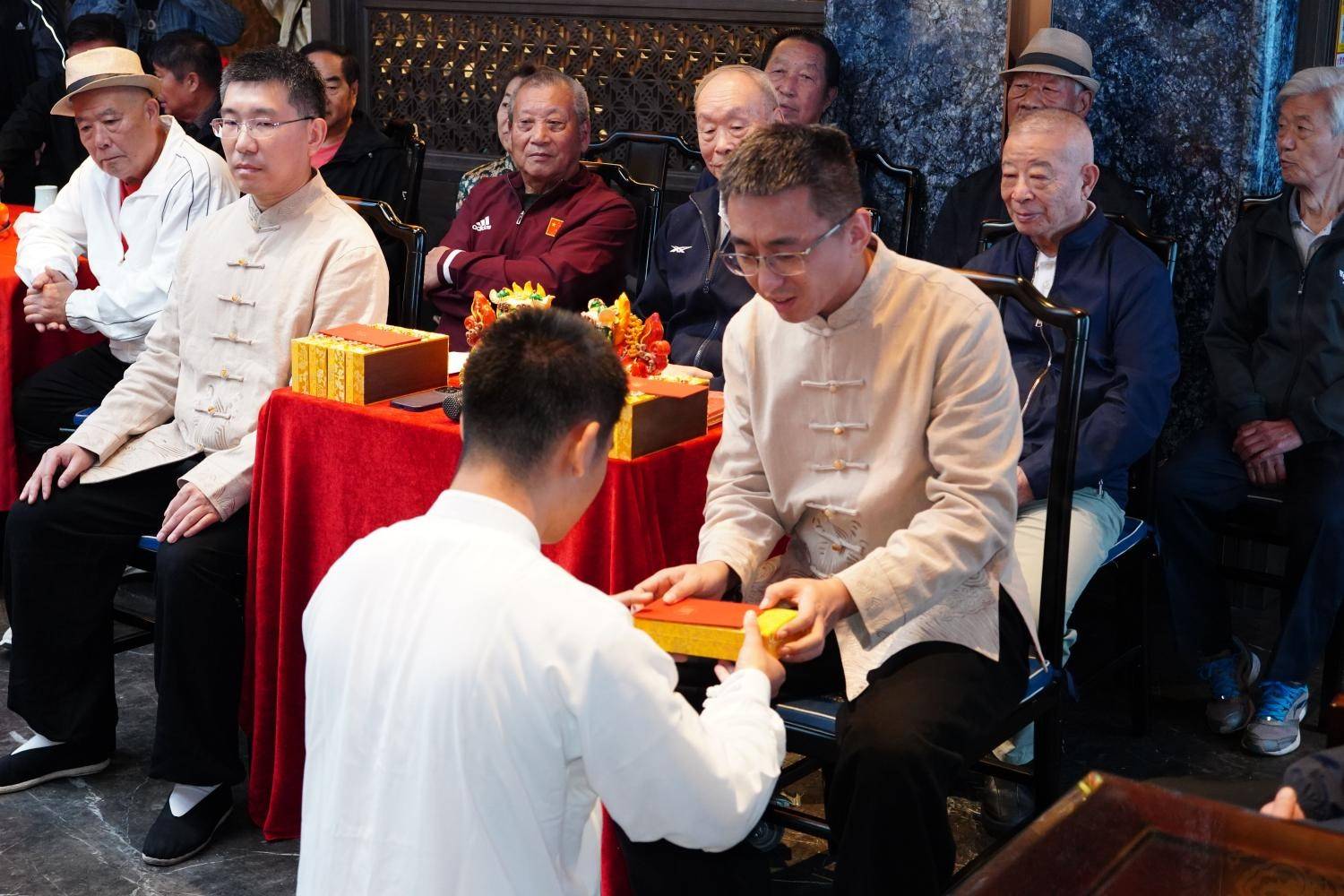 八卦掌强字辈、赵氏擒拿利字辈传人刘通九、张昊先生收徒仪式在京隆重举行，四世同堂见证武学传承
