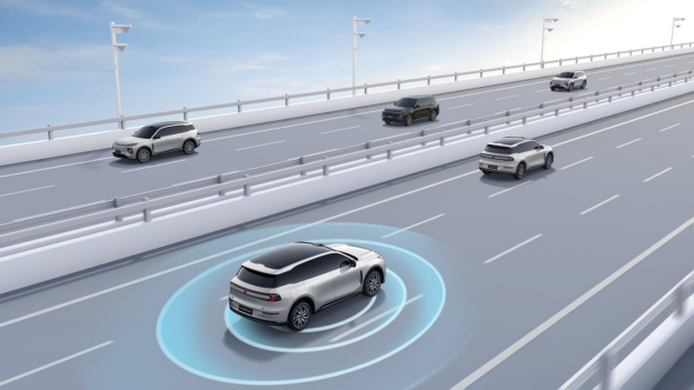 不打嘴仗，只搞安全：长安天枢智能给过热智驾赛道的「冷静一击」