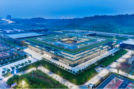 不打嘴仗，只搞安全：长安天枢智能给过热智驾赛道的「冷静一击」