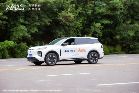 不打嘴仗，只搞安全：长安天枢智能给过热智驾赛道的「冷静一击」