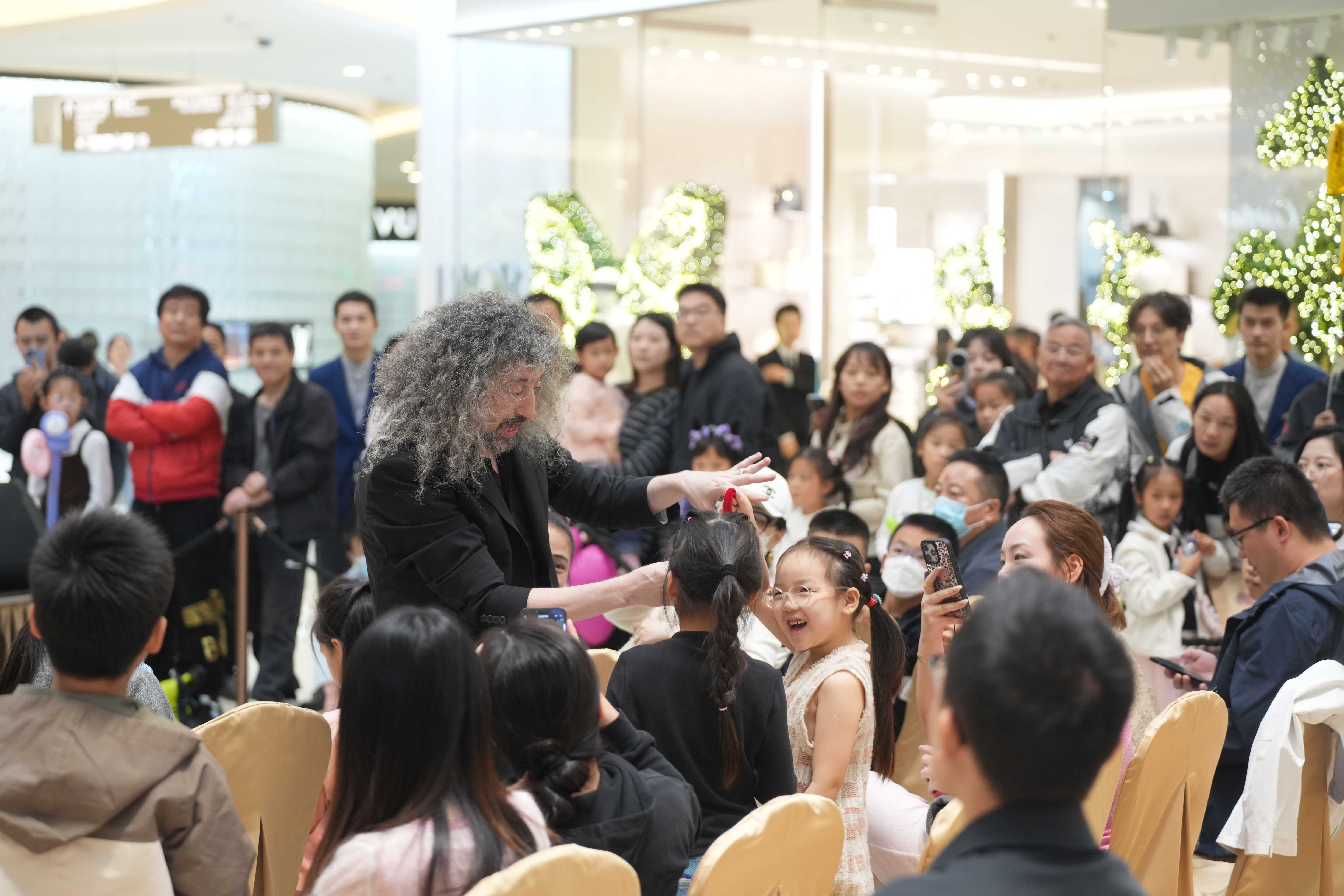 上海ifc商场携手世界顶级魔术大师共铸奇幻视觉盛宴，同庆15周年秋日艺术盛典