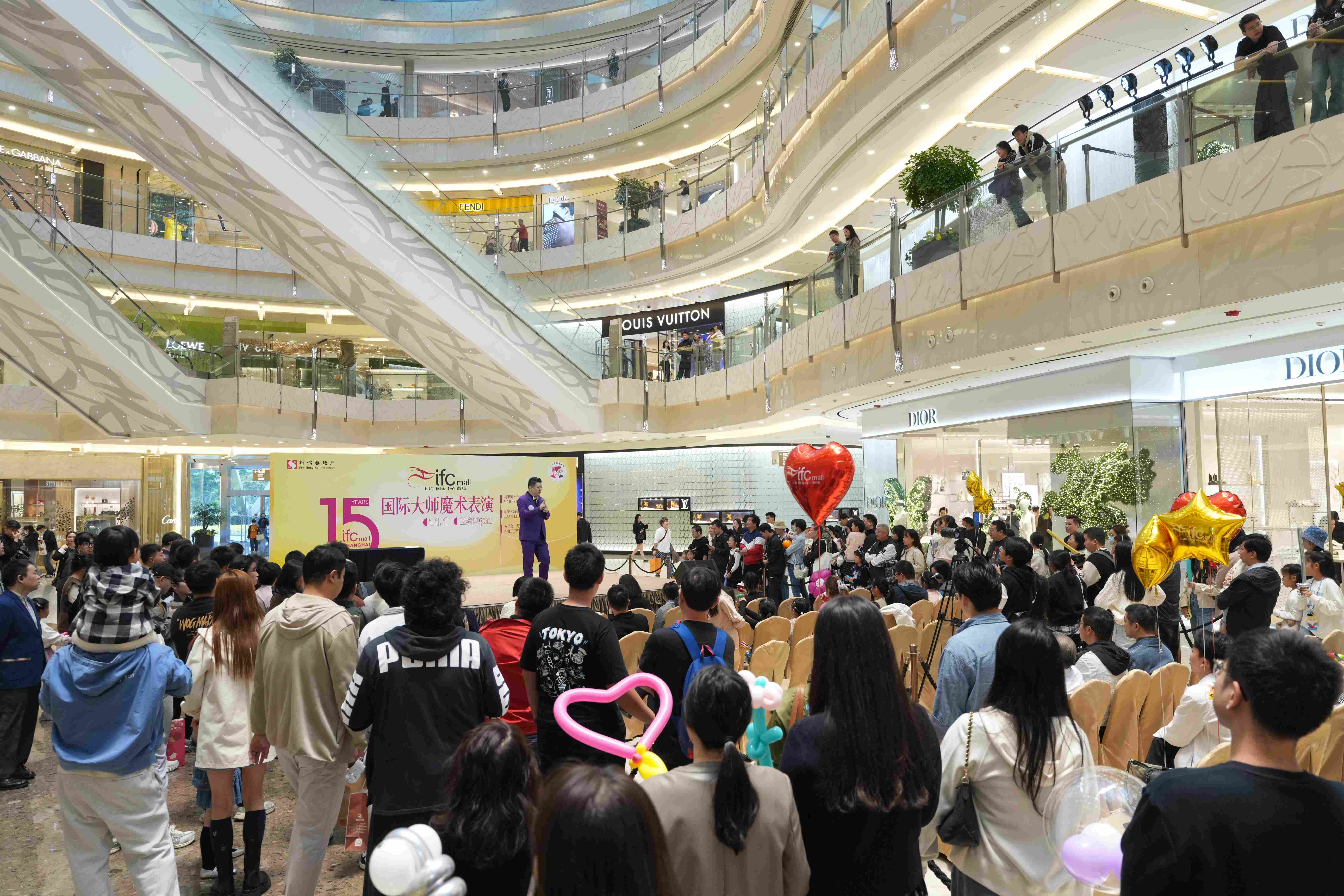 上海ifc商场携手世界顶级魔术大师共铸奇幻视觉盛宴，同庆15周年秋日艺术盛典