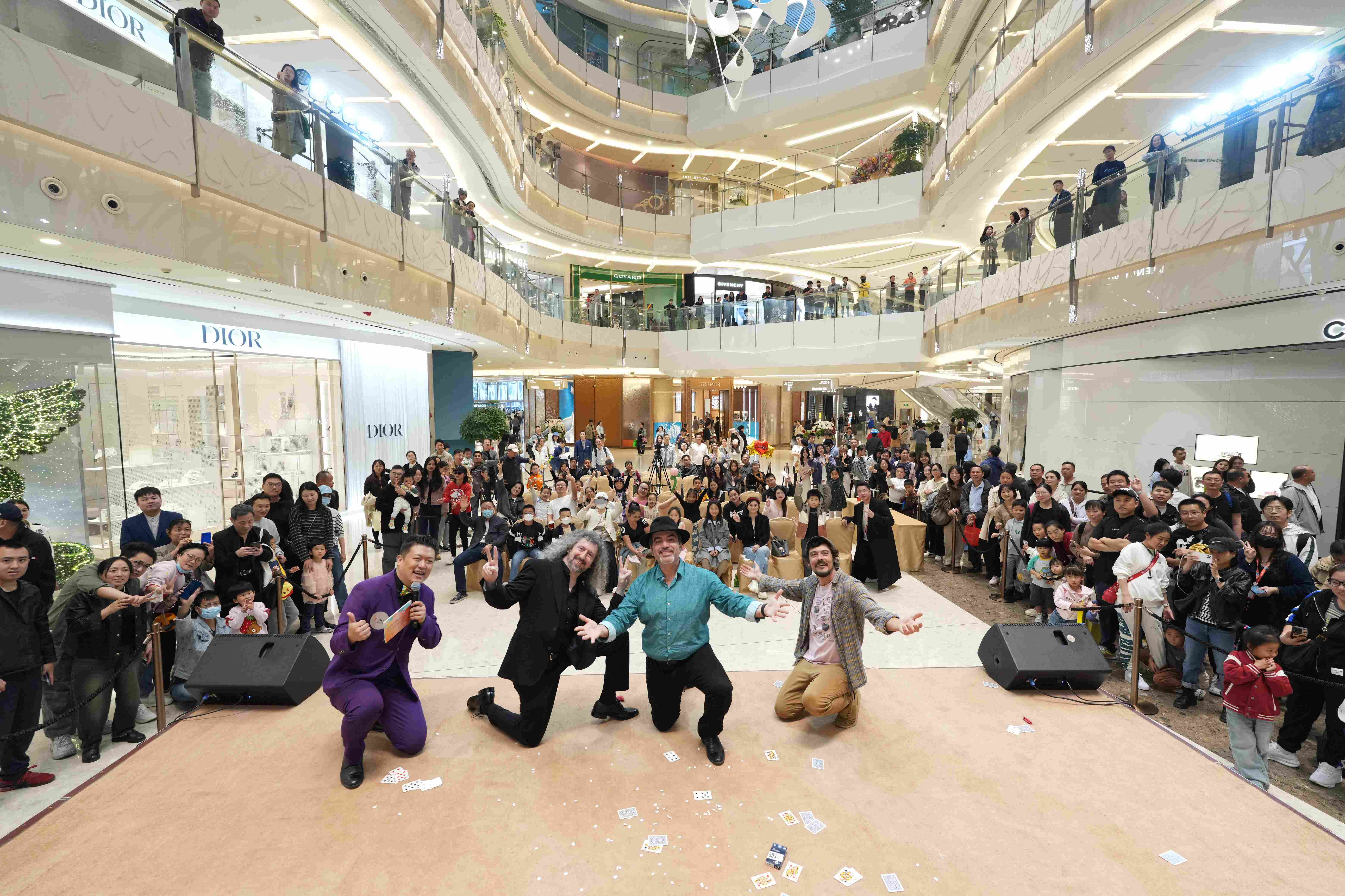 上海ifc商场携手世界顶级魔术大师共铸奇幻视觉盛宴，同庆15周年秋日艺术盛典