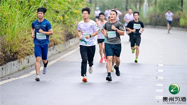 山水画廊间、奔跑品习酒| 2025“金钻习酒”美丽中国·全民健身跑（广西·桂林站）漓江畔活力开跑